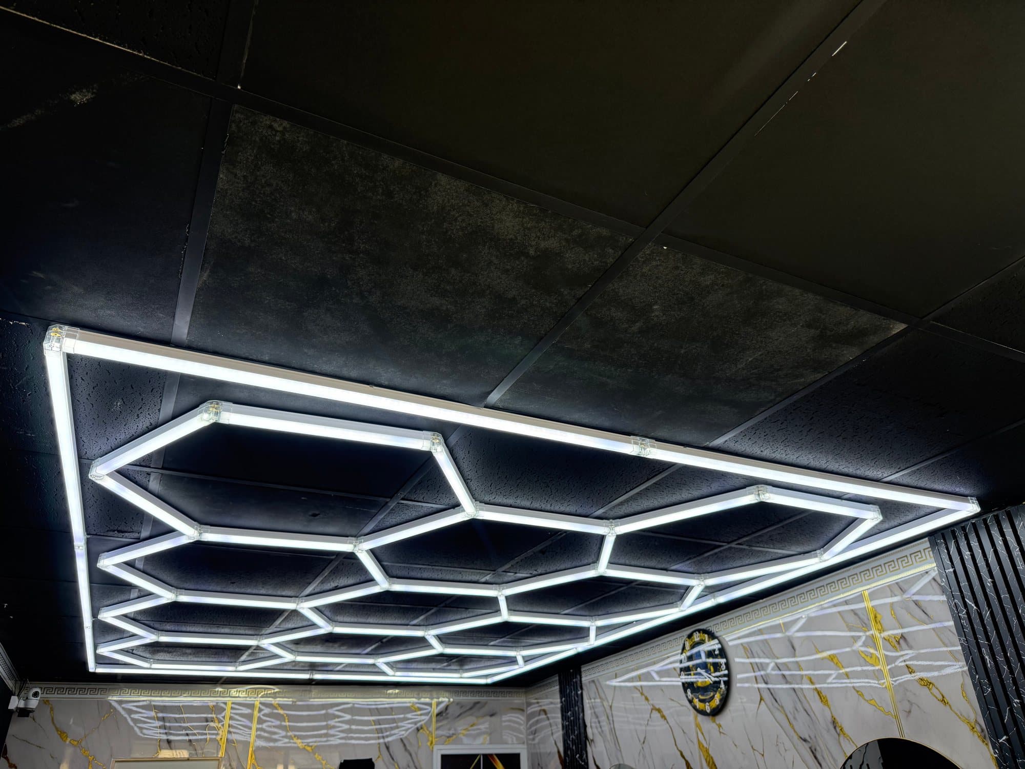 Le plafond de néons hexagonaux du Côté Barbier