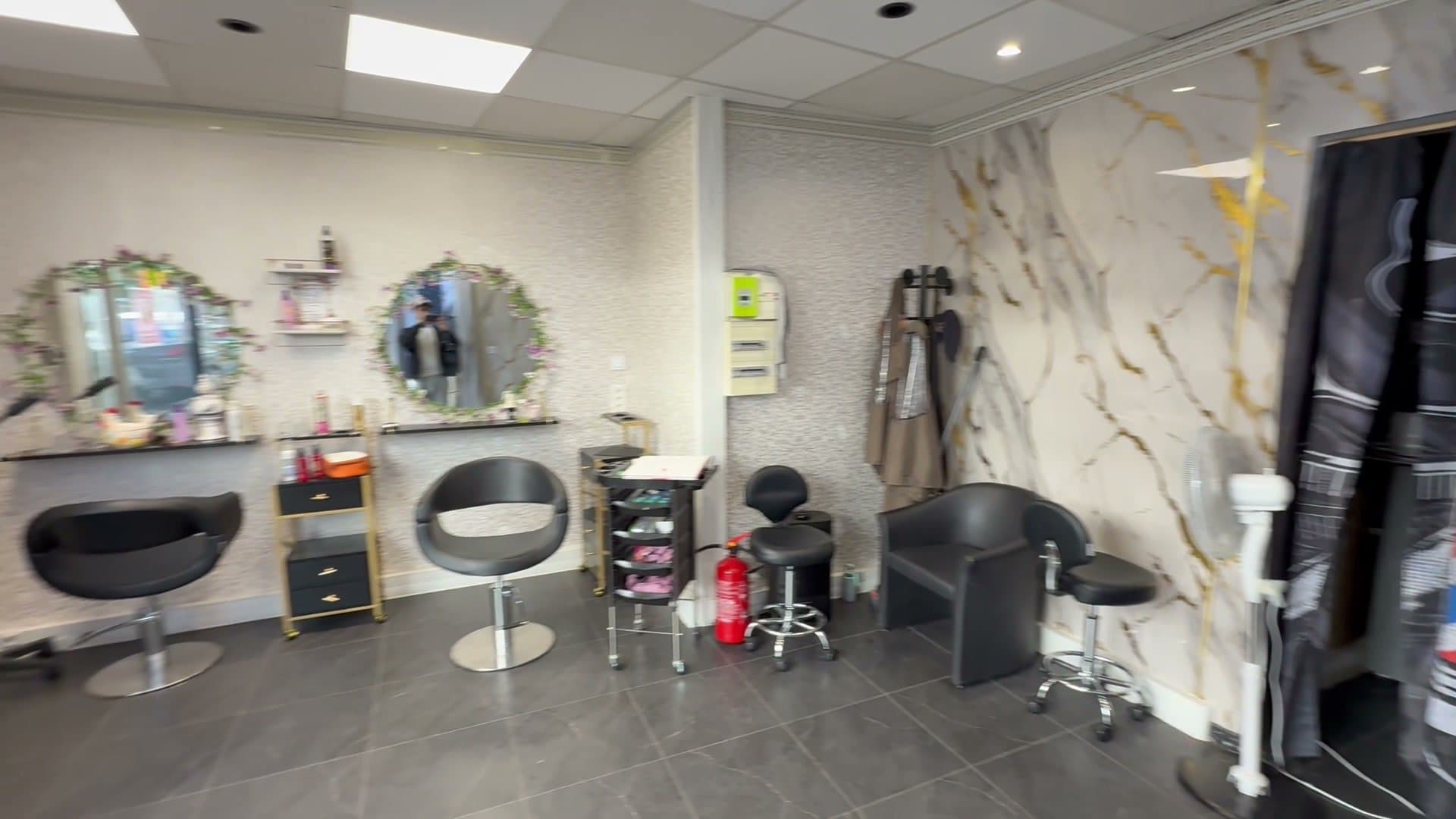 Espace Femme : deux postes de coiffure aux miroirs ronds fleuris
